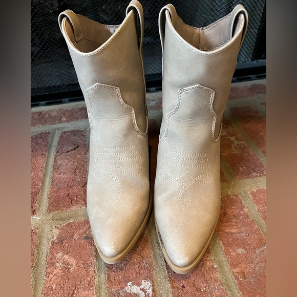 COPY - Women’s Bootie Cowboy Boot Style, size 7 1/2 - Picture 2 of 7